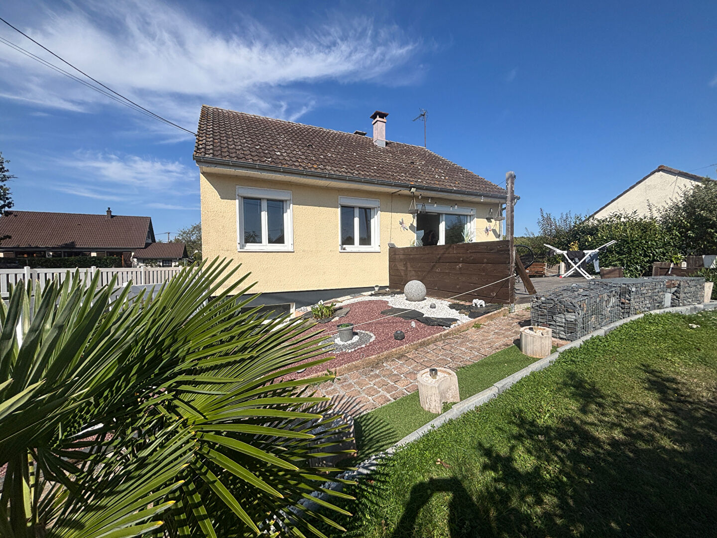 Séjour lumineux avec cuisine ouverte